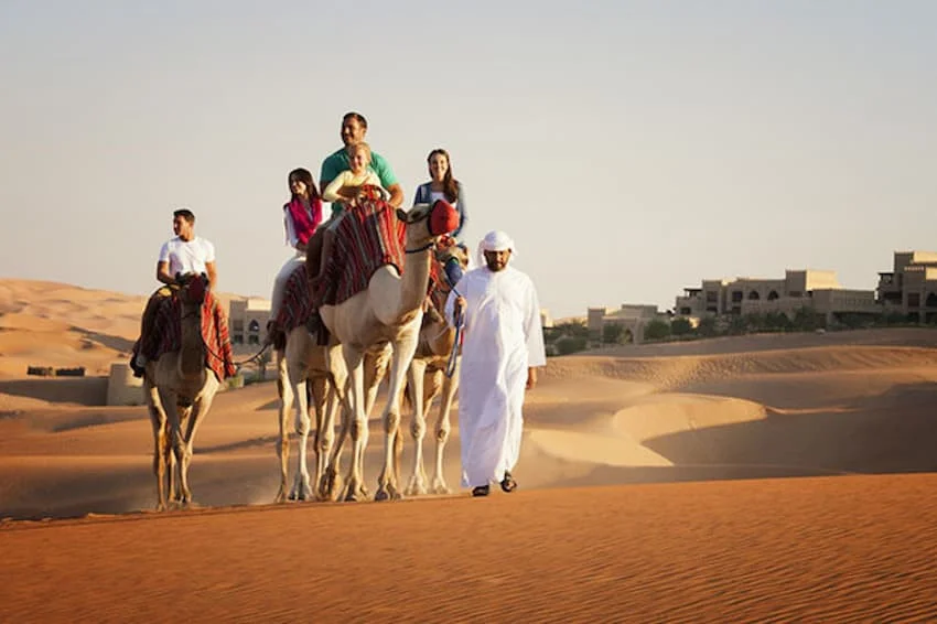 UAE trước đây có rất nhiều sa mạc và sử dụng lạc đà làm phương tiện đi lại chính