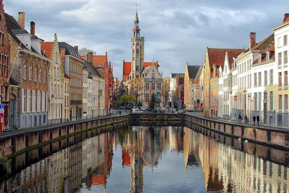 Bruges là thành phố mang vẻ đẹp thơ mộng với những con kênh