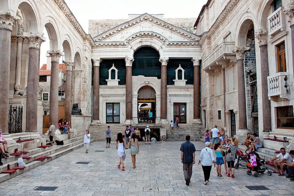 Cung điện Diocletian ở Croatia là một phần cổ kính của trung tâm lịch sử Split