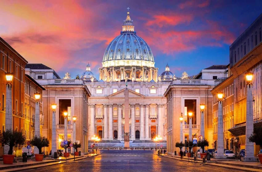Vatican City lỗng lẫy về đêm