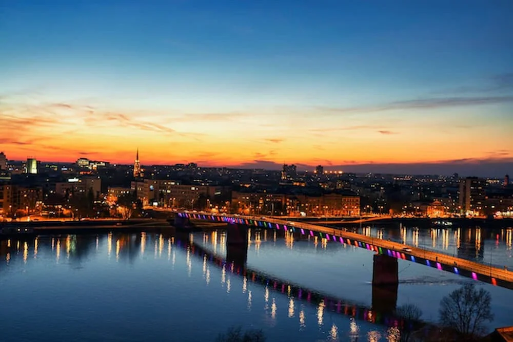  Novi Sad là thành phố lớn thứ hai của Serbia, nằm ở phía bắc của đất nước, bên bờ sông Danube