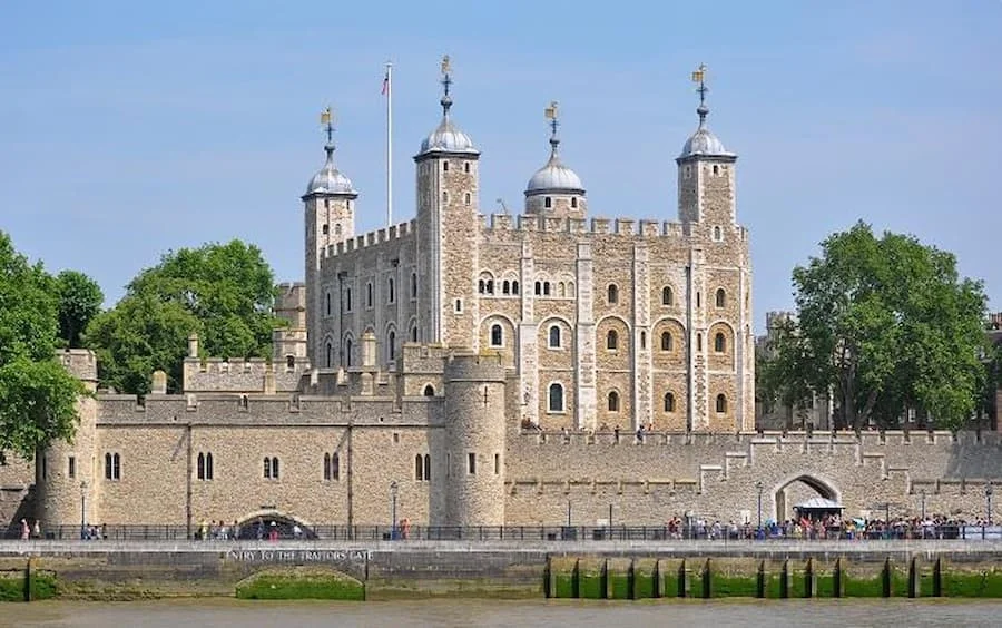 Tháp London - từ nhà tù đến địa điểm du lịch nổi tiếng và ấn tượng