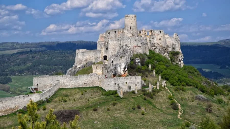 Slovakia là quốc gia có số lâu đài tính trung bình trên đầu người lớn nhất thế giới
