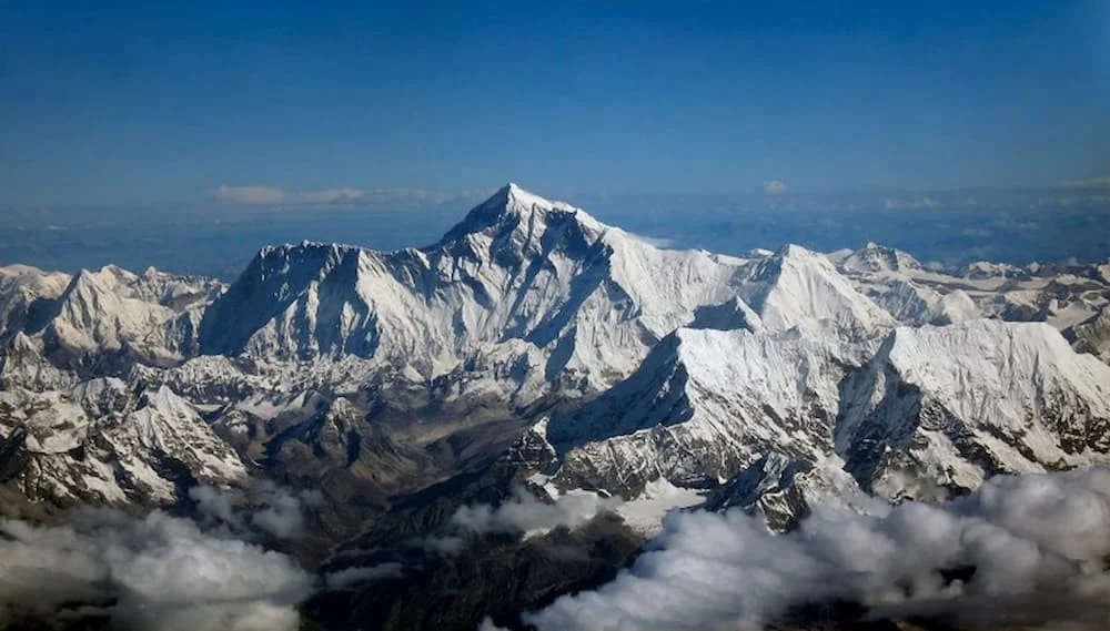 Everest có độ cao 8.848 m, là đỉnh núi cao nhất trên thế giới. 