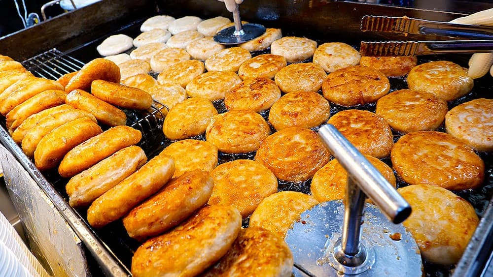 Bánh Hotteok là món ăn đường phố nổi tiếng ở Hàn Quốc