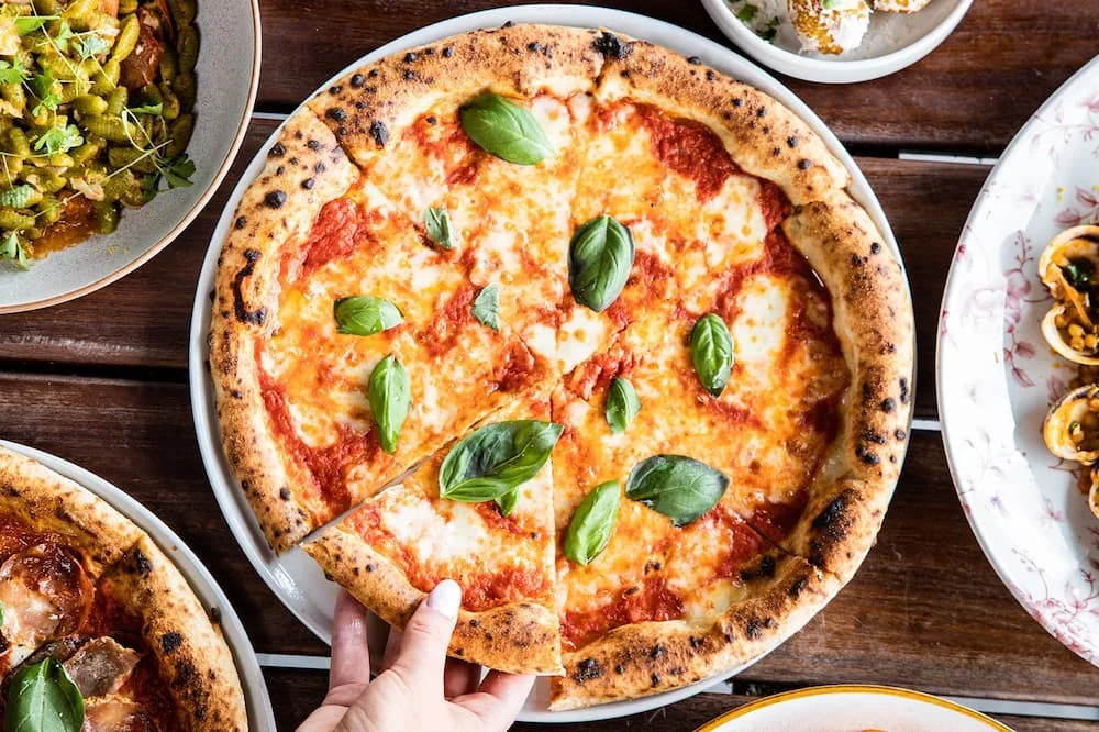 Pizza là một món ăn truyền thống của Ý và được ưa thích trên toàn thế giới