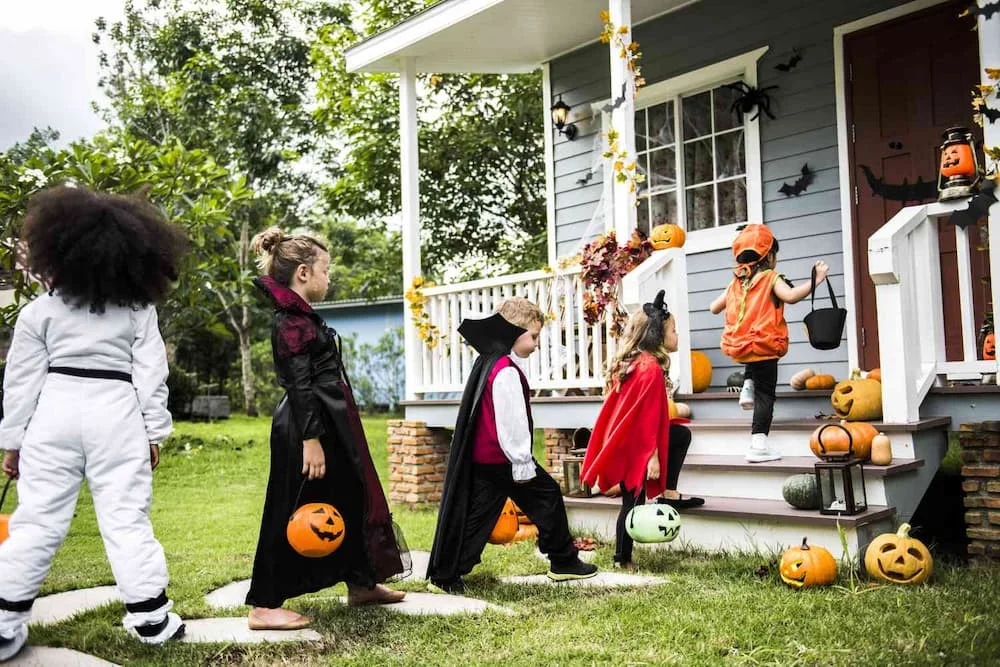 Trick-or-treating là một trò chơi phổ biến trong ngày Halloween