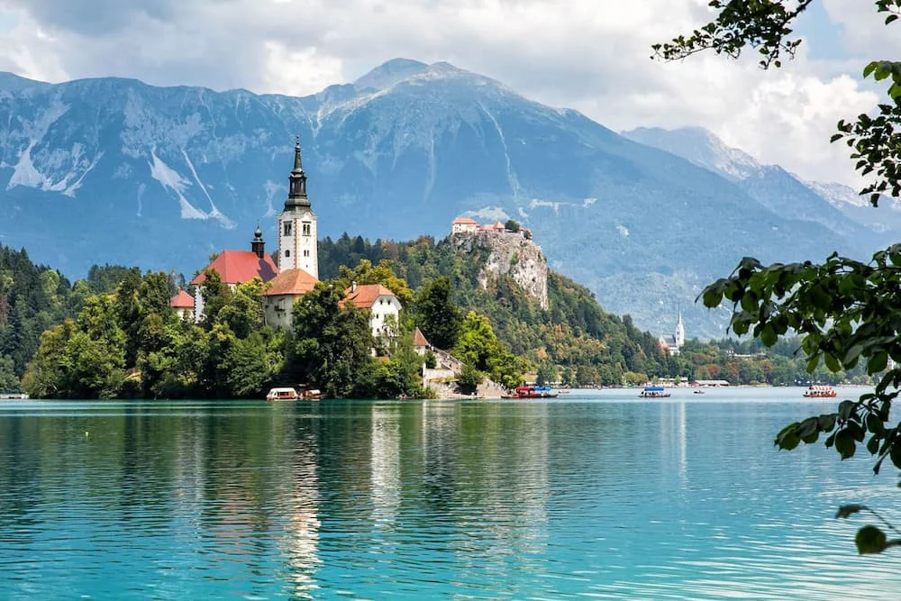 Slovenia có địa hình đa dạng, bao gồm núi, sông, hồ, và biển. 