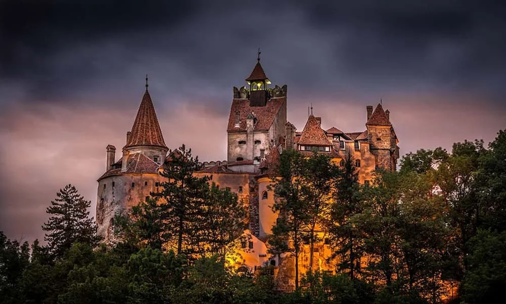 Lâu đài Bran là lâu đài nổi tiếng thu hút nhiều khách du lịch của Romania