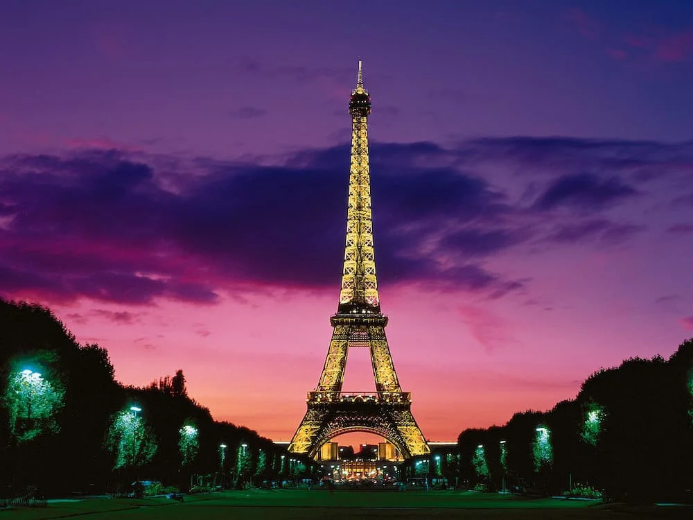 Tháp Eiffel là công trình kiến trúc nổi tiếng khắp thế giới
